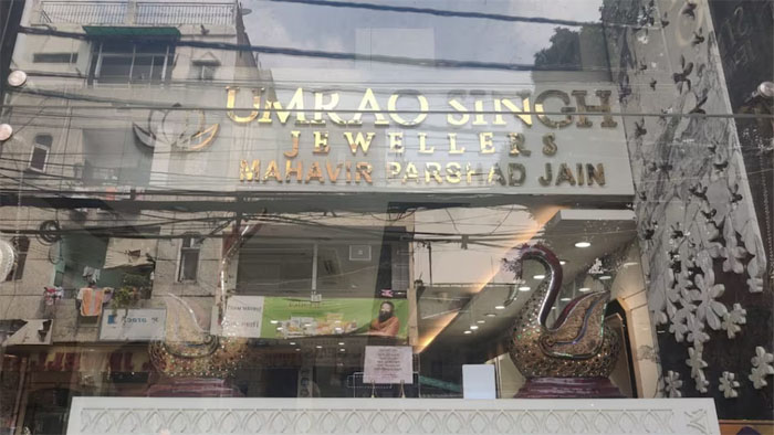 Thieves Stole Diamond And Gold Jewelery From Jewelery Showroom